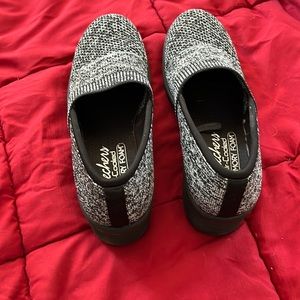 Skechers like new air-cooled memory foam shoes.